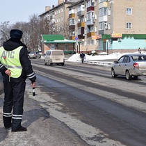 Сотрудники ГИБДД поздравляют женщин с 8 марта