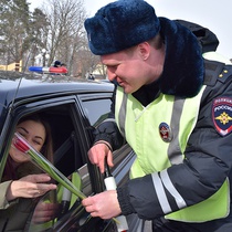 Сотрудники ГИБДД поздравляют женщин с 8 марта