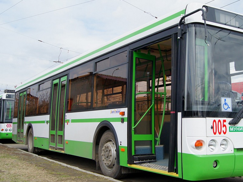 В Белгороде водитель автобуса уронил трех пассажиров