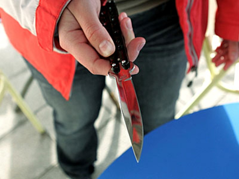 В Белгороде иностранец с ножом напал на двух продавцов магазина