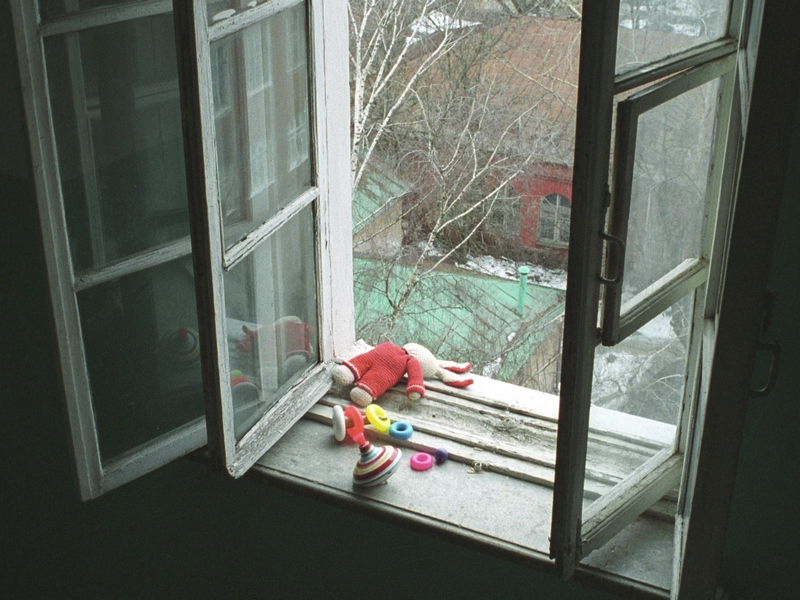 В Белгороде после падения из окна погибла девочка