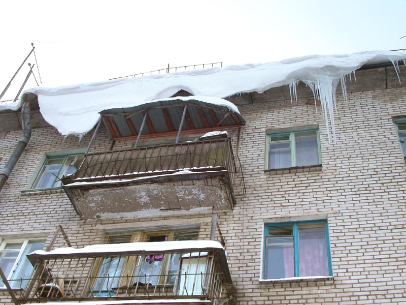 Белгородцев призывают к осторожности во время схода наледи с крыш