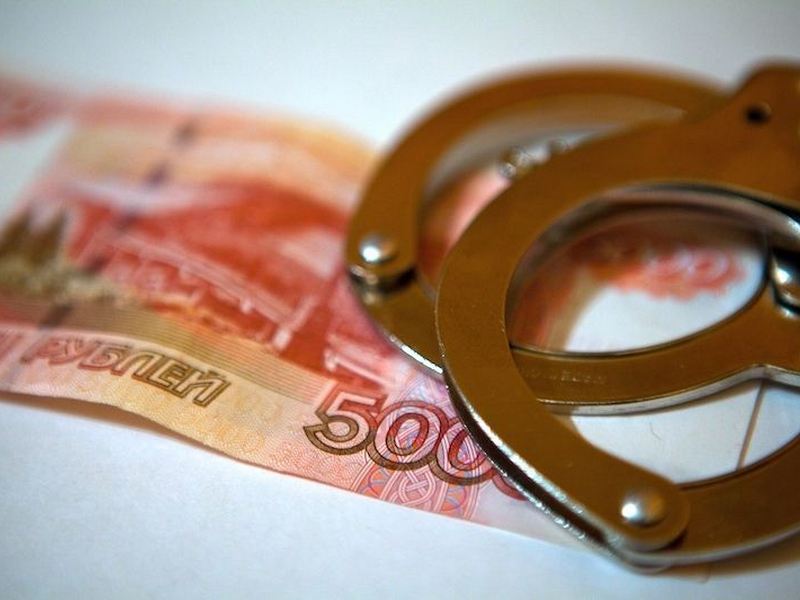 Экс-чиновника судят за взятки и мошенничество