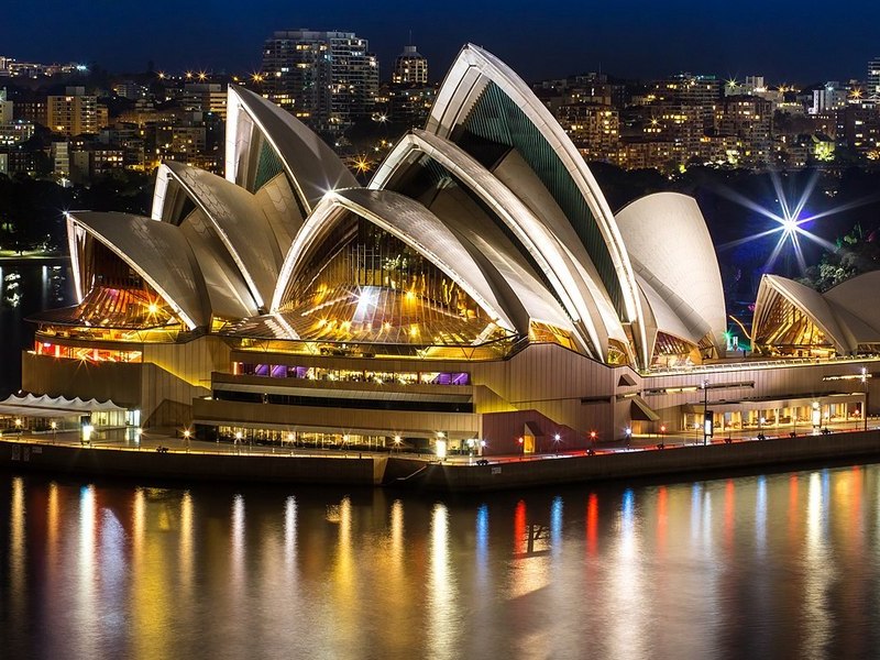 Сиднейский оперный театр в Австралии