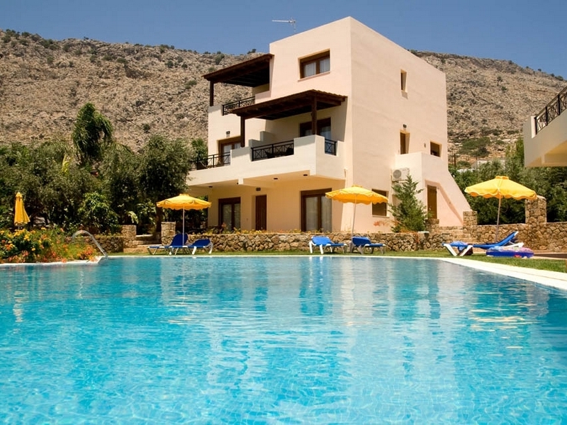 Почему в Греции на отдыхе лучше арендовать большую виллу с бассейном?