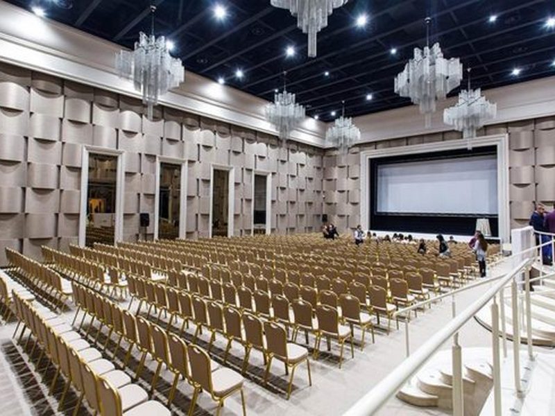 Для чего арендуются большие конференц-залы и как холл должен быть оформлен?