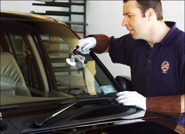 В чем заключается ремонт лобовых стекол на автомобилях