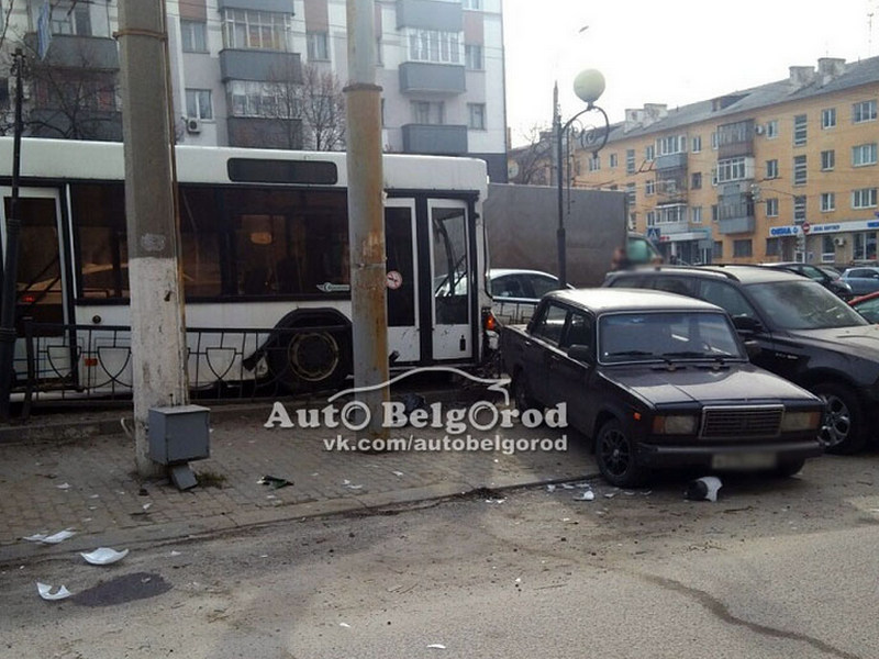 В Белгороде автобус протаранил четыре машины 