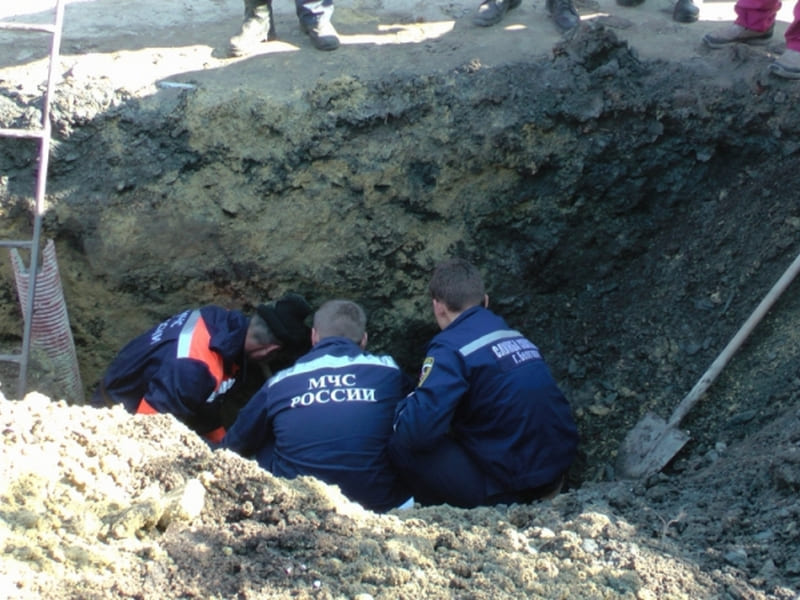 В Белгороде пожарные спасли рабочих из-под завала