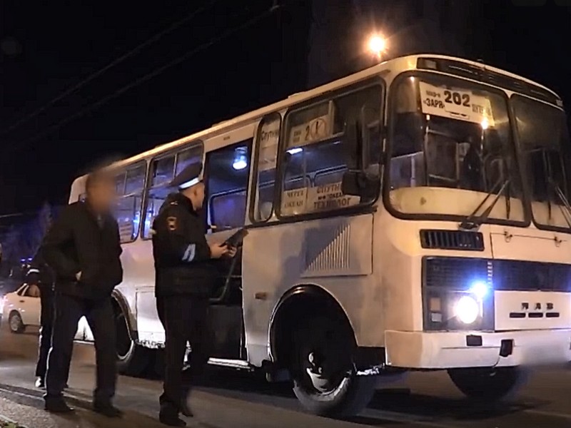В Белгороде водитель автобуса сбил пешеходов с ребенком