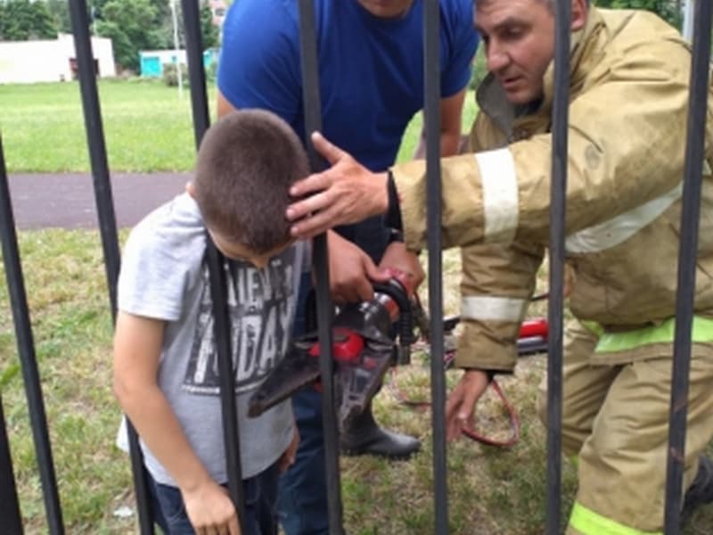 Белгородские пожарные спасли ребенка, застрявшего в заборе