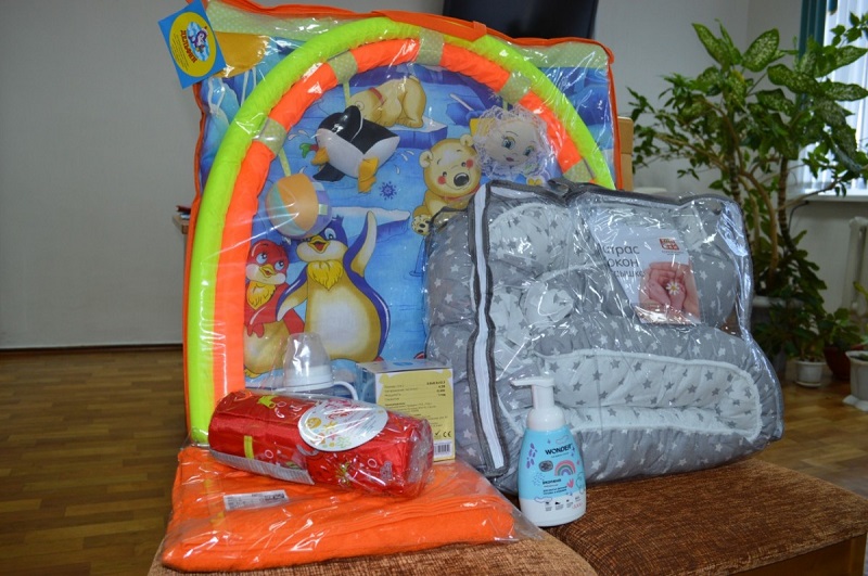 В Белгородской области обновили единые подарки для новорожденных
