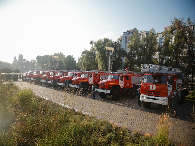 Белгородским пожарным передали 10 спецмашин