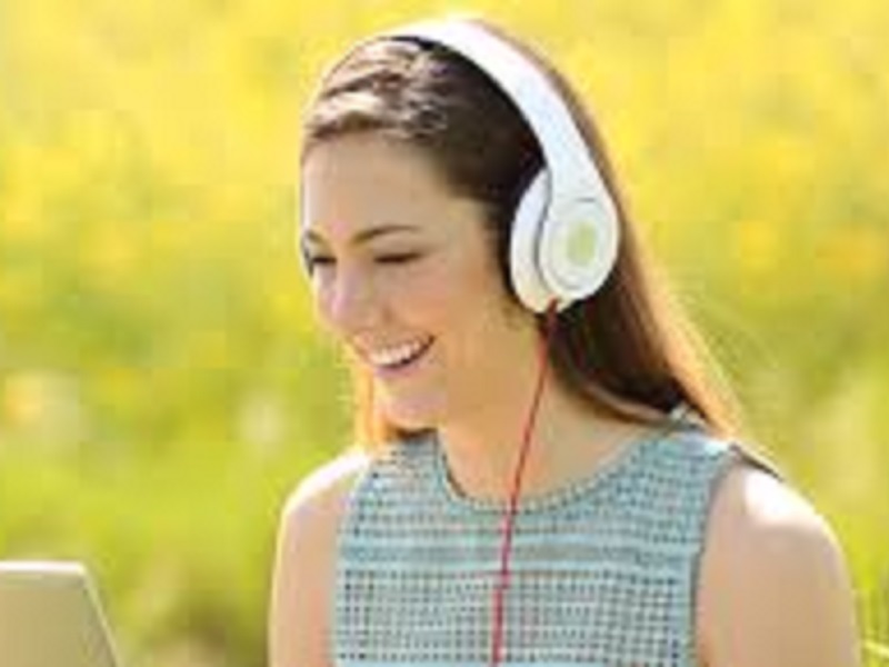 Почему молодежь любит слушать музыку в онлайн-режиме?