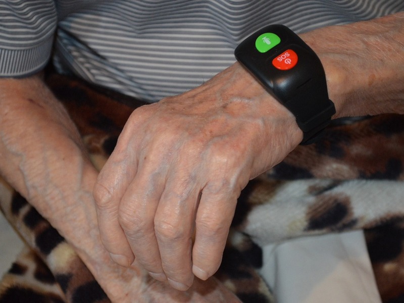 Белгородским пенсионерам выдали браслеты с тревожной кнопкой