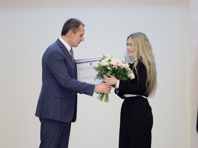 Губернатор наградил белгородских стобалльников