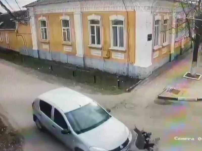 В Белгородской области автомобиль сбил ребенка на электросамокате
