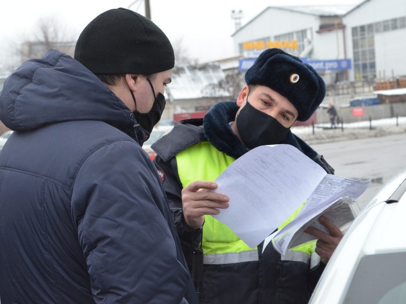 В Белгороде ловят таксистов и их пассажиров без масок