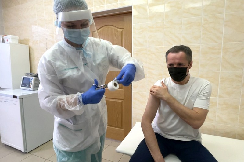 Врио губернатора сделал прививку от коронавируса