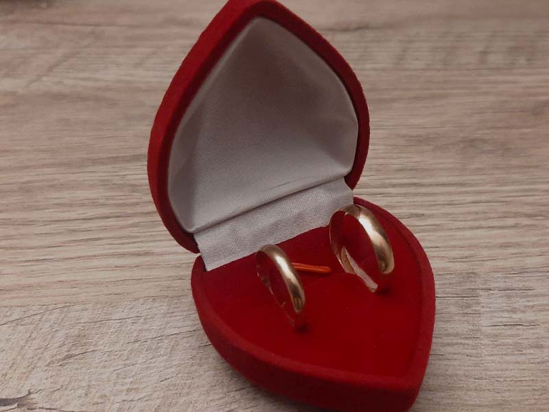 Белгородка подменила в пункте выдачи кольцо с бриллиантом