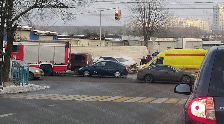 В Белгороде иномарка врезалась в пожарную машину