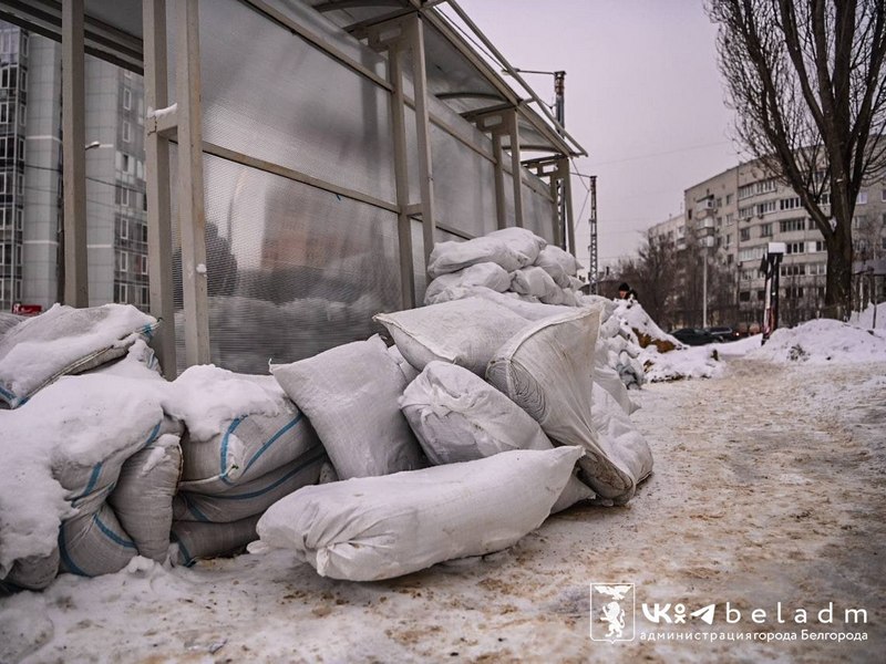 В Белгороде проверили укрепления на остановках