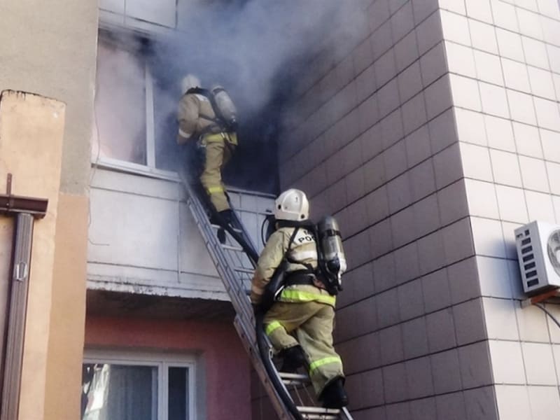 Огнеборцы потушили пожар в многоэтажке