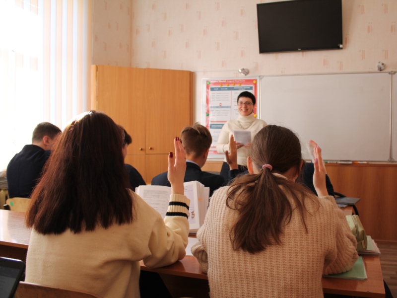 В Белгороде началась нарезка ударостойкой пленки для школ и детсадов