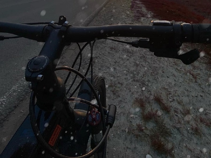 Как кататься на велосипеде, а не летать по сугробам зимой
