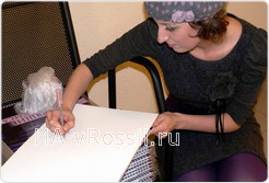 Полина с большим удовольствием раздавала автографы на календарях с ее авторскими работами
