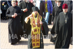 Первым лампаду от Святого огня зажег Архиепископ Белгородский и Старооскольский Иоанн