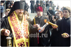 Архиепископ Белгородский и Старооскольский Иоанн поздравил собравшихся с праздником и передал Святой огонь собравшимся