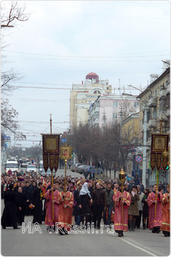 Сотни горожан участвовали в праздничном шествии