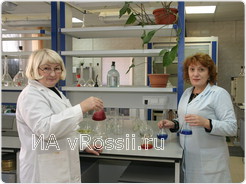 Работники центральной лаборатории проводят химические анализы клинкера и цемента