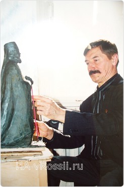 Вячеслав Клыков во время работы над эскизом памятника митрополиту Иоанну