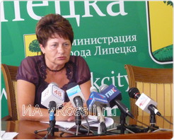 Заместитель председателя департамента здравоохранения Татьяна Кремнева: Важно соблюдать водный режим. Пить лучше минеральную воду, соки, напитки с добавлением лимонного сока. В день необходимо употреблять не меньше 3 литров жидкости