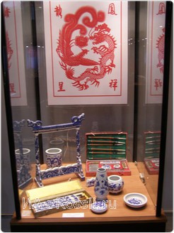 Набор китайского художника и рисунок, вырезанный на бумаге.