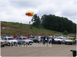 Автогонки открыли парашютисты из курского РОСТО, которые приземлялись на трассу.