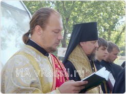 Перед установкой креста был совершен молебен