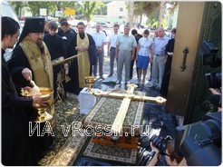 Архиепископ Белгородский и Старооскольский Иоанн окропил святой водой не только крест, но и всех присутствующих на церемонии