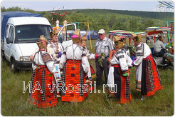 Участники самодеятельности на фестивале русского фольклора 