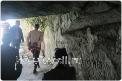 Туристы в одной из пещер в Холках Чернянского района