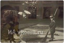 <em>Цесаревич Алексей с матросом Деревенько на уборке. 1908 год</em>