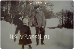 <em>Император и Цесаревич Алексей убирают снег в парке Царского села. 1909 год</em>