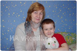 <em>Пенсионерка Анна Григорьевна с внуком</em>