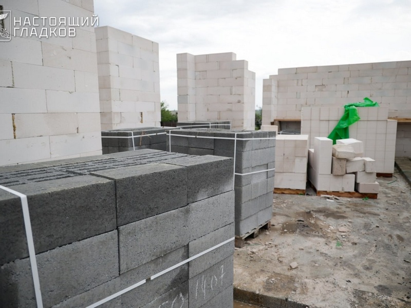 Четыре дома для многодетных белгородцев строят заново