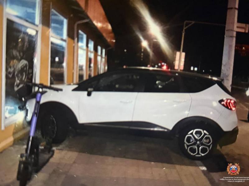 Автомобиль въехал в магазин и человека в Белгороде