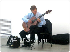 Живая музыка помогала погрузится в созерцание прекрасного