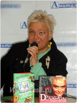 Экстравагантная тележурналистка охотно говорила не только о книгах и светской жизни