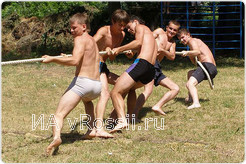 Соревнования по перетягиванию каната – любимые у моряков